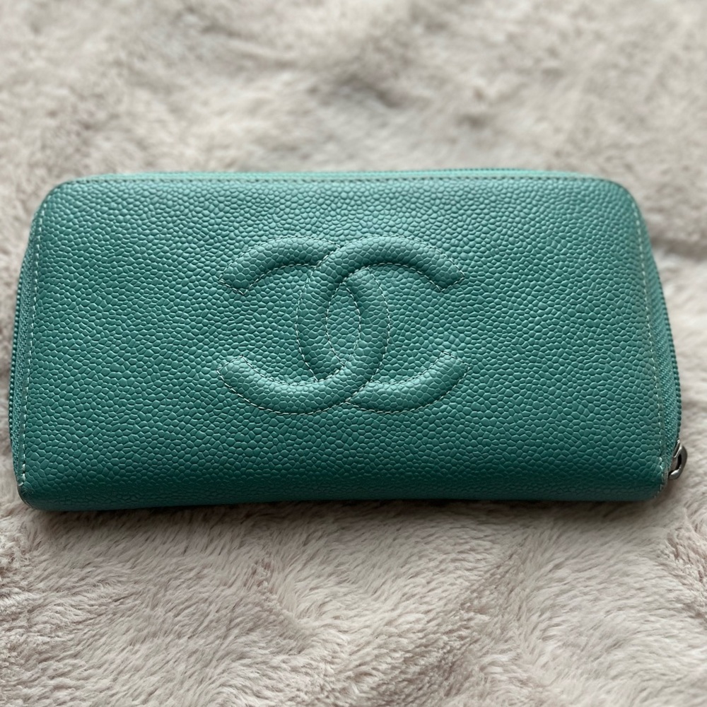 Chanel caviar zip wallet